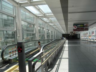 到着ロビーからアクセスプラザへ