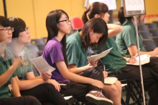 舞台正面にある来賓用の席に座り、全体をチェックする実行委員会の委員長と副委員長たち