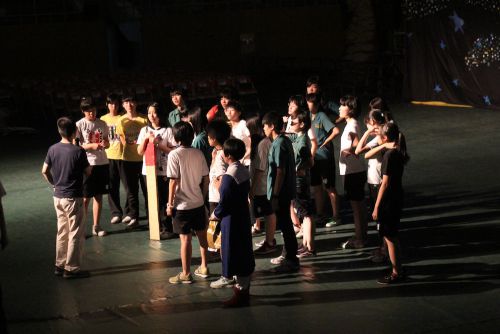 担当の先生が、お芝居に出演する卒業生たちにアドバイスをします