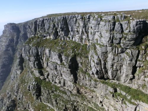 ゴツゴツした岩肌