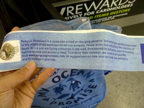 さらに詳しく、アフリカペンギンの生態実情についての説明書き。ペンギン保護団体とのコラボレーションのようです。