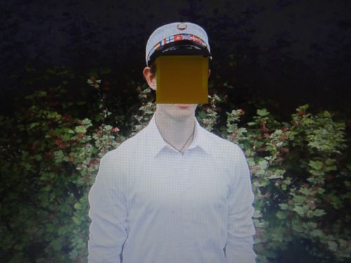 被害者がかぶっているこの帽子が事件の発端に