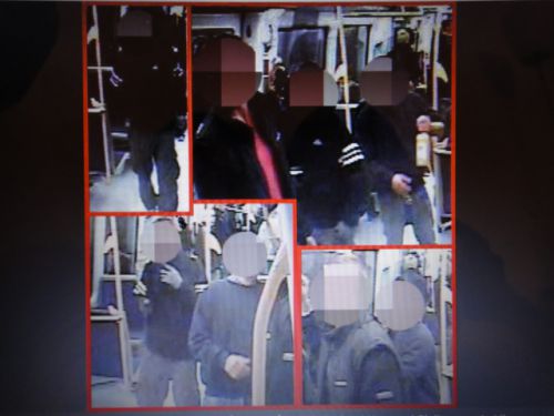 犯人逮捕後には未成年者もいたため画像にはモザイクが