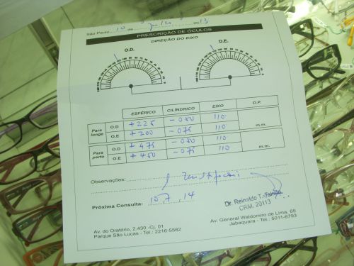 メガネを作るために眼科医が正式に検査した視力検査の結果表