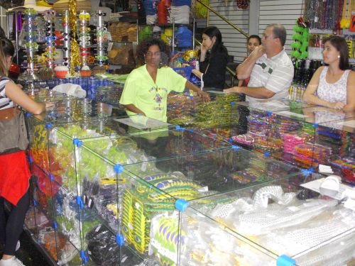 サンパウロ市のヴィンチシンコにあるパーティー洋品店のメガネ売り場