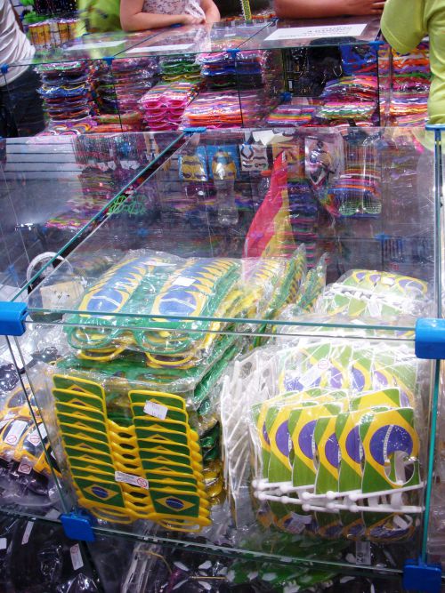 ヴィンチシンコのパーティー洋品店のメガネ売り場のショーケース