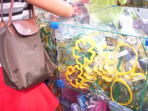 パーティー洋品店で販売されるブラジルカラーのメガネ