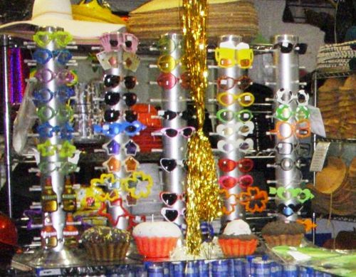 パーティー洋品店で販売されるメガネ