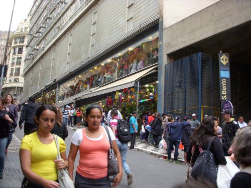 サンパウロ市のメトロ・サンベント駅近くのパーティー洋品店