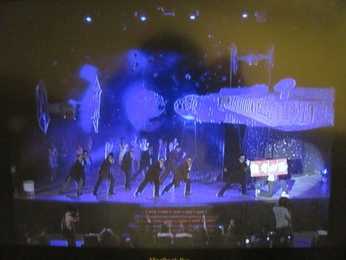 右下の赤いボードに注目　　＊学校からいただいた卒業式のDVD映像より