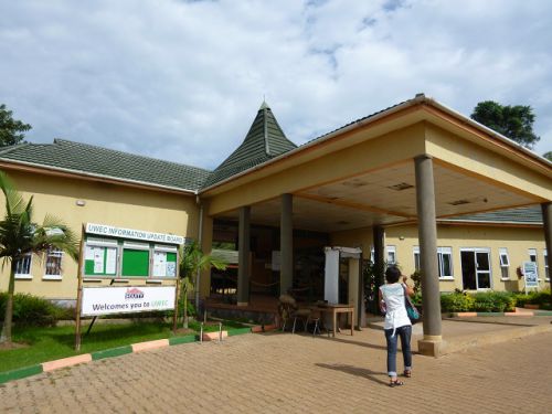 ウガンダ国立「エンテベ動物園」の入り口。