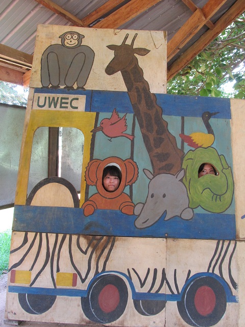 ここウガンダの動物園にもお約束の「これ」がありました。