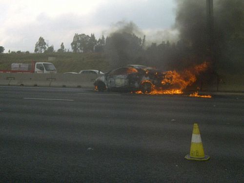 高速道路で炎上する車。おかげで大渋滞発生です。