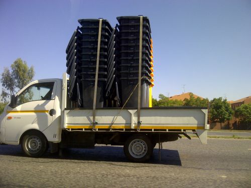 いかにも車高オーバーなトラックも、平然と走っています。