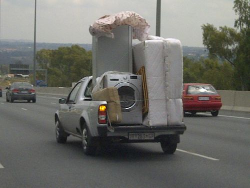 荷台スペースをフルに活用した引越のようです。この荷姿で高速を走っているので、荷物が落ちてきそうで怖いです。