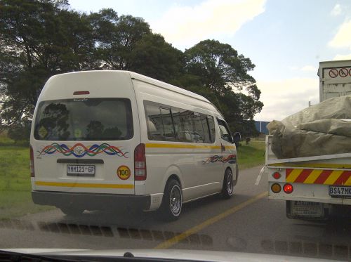 好きなところで止まり、好きなように走る、通称「タクシー」と呼ばれる黒人の乗り合いミニバス。タクシーは、運転マナーが本当に悪いです。横入りは当たり前、道が混んでいると、道路の端（本当は走ってはいけない）をスイスイと抜けていきます。マナーが悪い分、タクシーによる事故も多いです。