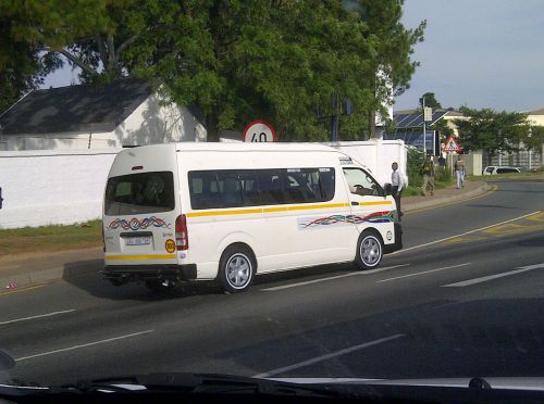 タクシーは、車を買えない貧しい黒人にとっては重要な交通手段です。日本で言う定員15名ほどのワゴン車に、倍の人数がすし詰め状に押し込められている時もあります。日本の満員電車のようですが・・。