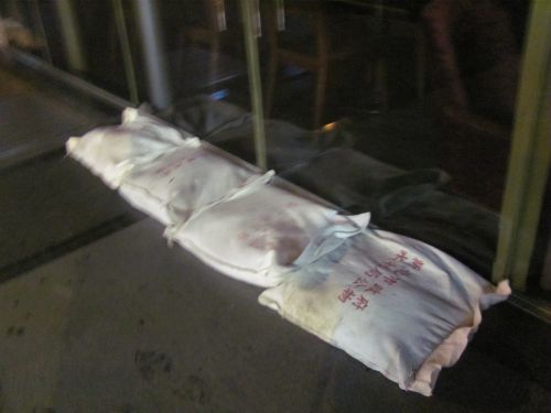 淡水駅前の名統百貨（ミントンバイフゥオ）のスターバックスの入口