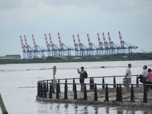 水かさが増した淡水河