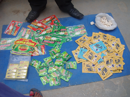 いろんなアイテムを取り揃えています。中国製のもありますね。