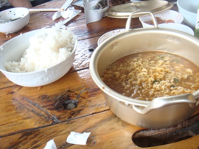 ある大学の合宿での朝ごはんは、もちろんラーメンでした
