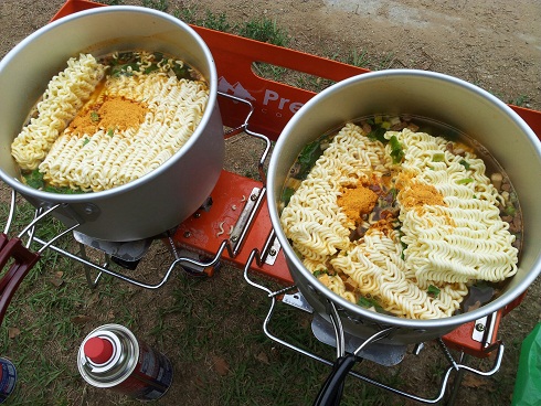 水の量なんて量りません。粉スープの量を調節、経験がものを言う料理です。