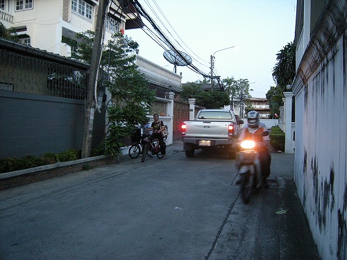 狭い道路で近づくバイクに気をつけて