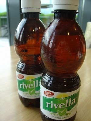 ペットボトルで、様々なサイズのものが販売されています。これは緑茶エキス入り。