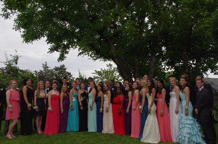 プロムに出かける前の卒業生