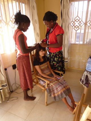 写真右がプロのサルーンニスト（美容師）の友人。