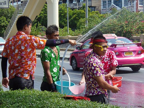 壊れたメガネを紐で繋ぐ少年