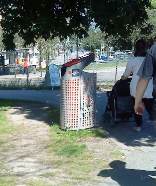 街中どこでも見かけるゴミ箱、公園の近くには大抵置いてあります。