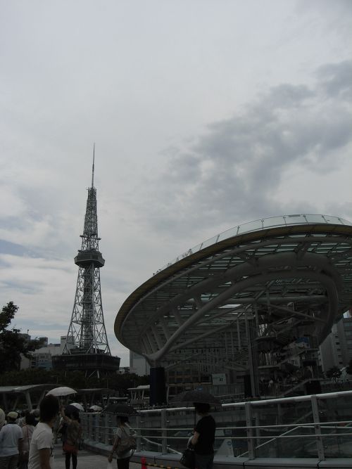 オアシス２１（右手前）