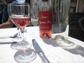 テラス席で飲むワインは格別です