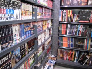 所狭しとたくさんのマンガが並んでいます