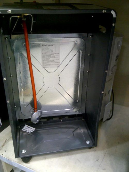 ガスヒータ（背面）。ガスボンベを置くスペースがあります。