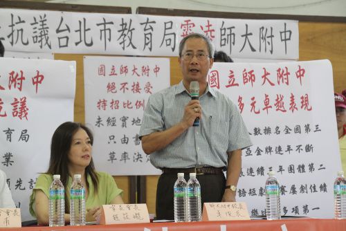 趙筱瓏（ジャオ・シャオロン）PTA会長（左）と卓俊辰（ズゥオ・ジュンチェン）校長（右）