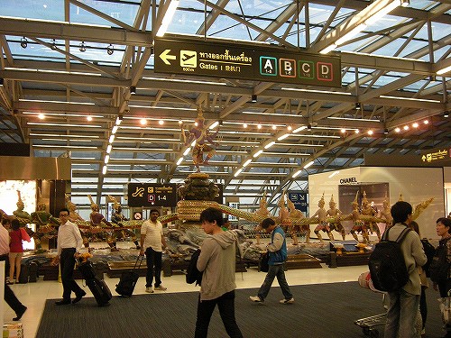 日本行きの飛行機はあちらですよー