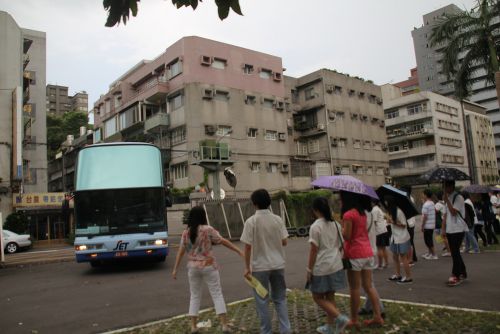 北海道札幌開成高校（以下、開成高校）のバスを迎える國立台湾師範大學附属中学（以下、通称の師大附中・シーダーフージョン）の生徒たち