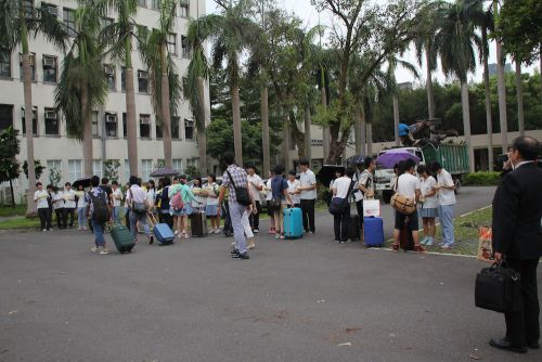 札幌開成高校の生徒とあいさつを交わす師大附中の生徒たち