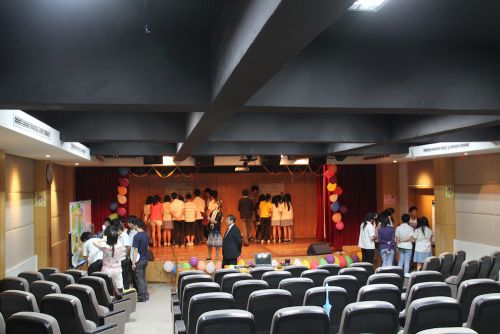 小劇場で両校の交流が始まります