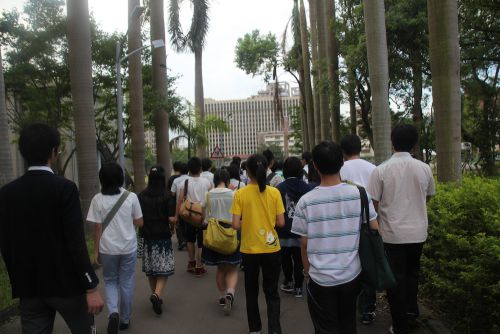 学校内を案内してもらいます