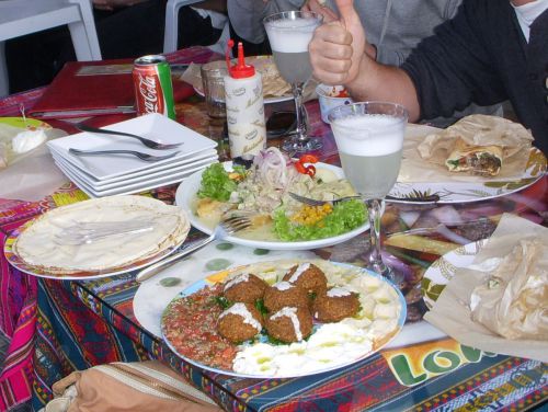 セビーチェ（中央）とピスコサワー（グラス）、アラブ料理（下）が並ぶレストランのテーブル