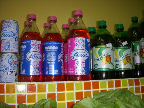 ブラジル東北部（ノレウデステ地方）に縁がある各種ガラナ飲料。「マラニョン（州）の味」というような宣伝文句の付いた「Jesus」というブランドやノルデステ地方に多い果物カジュー（カシューナッツが取れる植物）のエキスが入っているイメージの「サン・ジェラルド」