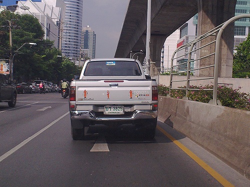 チョット離れても目に付くステッカー
