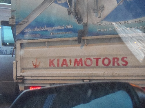 あ、この車も！「KIA」 と「MOTORS」の間です