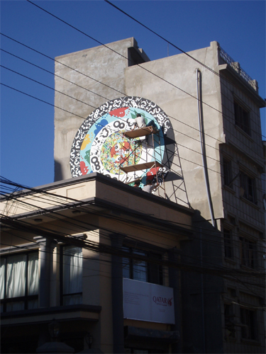 養蜂が盛んなナラヤニ県マクワンプール郡のイメージは蜂。9月には75郡すべての壁画が完成の予定。