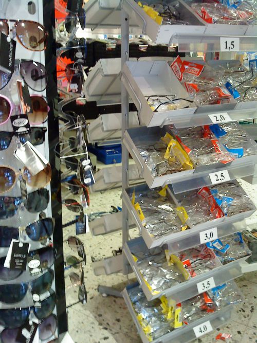 デパートの雑貨店一角に並ぶ「läsglasögon」
