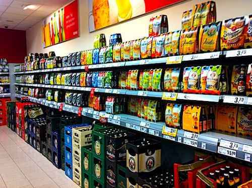 ビール売り場の一部。瓶タイプが主流です。