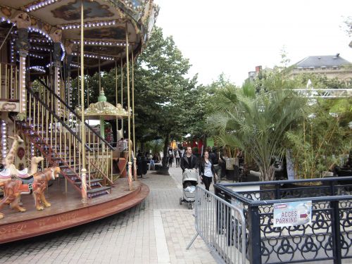メリーゴーランドもいつもより頻繁にまわります